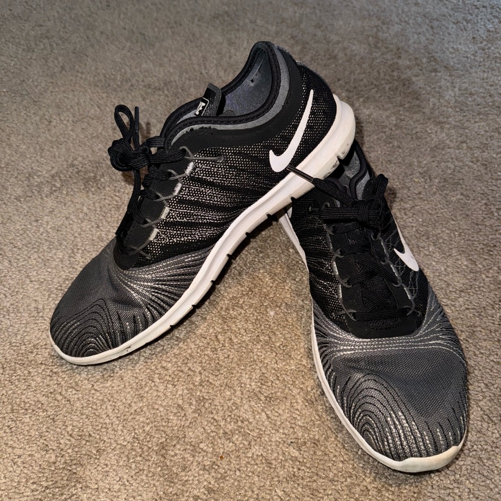 In good condition Nike shoes for women size 8!